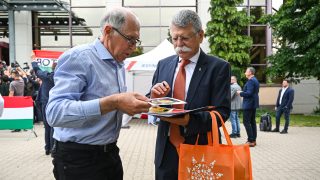 Kövér László narancssárga szíbű zacskóval