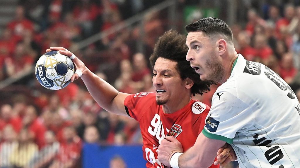 Ali Zein, a Veszprém (b) és Mijajlo Marsenic, a Berlin játékosa a férfi kézilabda Bajnokok Ligája negyeddöntőjében játszott One Veszprém HC - Füchse Berlin első mérkőzésen a One Veszprém Arénában 2026. április 30-án.