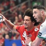 Ali Zein, a Veszprém (b) és Mijajlo Marsenic, a Berlin játékosa a férfi kézilabda Bajnokok Ligája negyeddöntőjében játszott One Veszprém HC - Füchse Berlin első mérkőzésen a One Veszprém Arénában 2026. április 30-án.