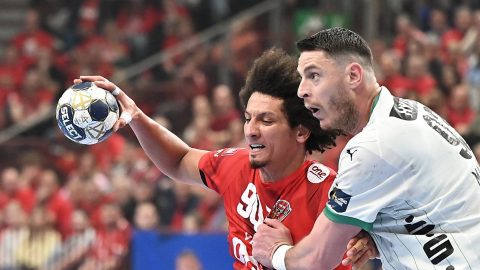 Ali Zein, a Veszprém (b) és Mijajlo Marsenic, a Berlin játékosa a férfi kézilabda Bajnokok Ligája negyeddöntőjében játszott One Veszprém HC - Füchse Berlin első mérkőzésen a One Veszprém Arénában 2026. április 30-án.