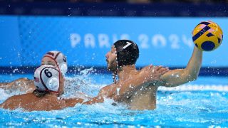 Zalánki Gergő (j) és az amerikai Luca Cupido a 2024-es párizsi nyári olimpia férfi vízilabdatornájának 3. helyéért játszott Egyesült Államok - Magyarország mérkőzésen a Párizs melletti Nanterre-ben lévő Paris La Défense Arénában 2024. augusztus 11-én.