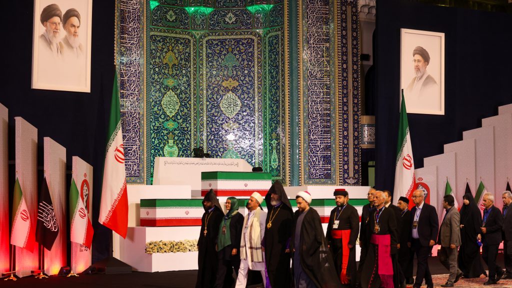 Irán üzenetet küld: több millió megemlékező vesz részt a levadászott ajatollah egy hétig tartó temetésén