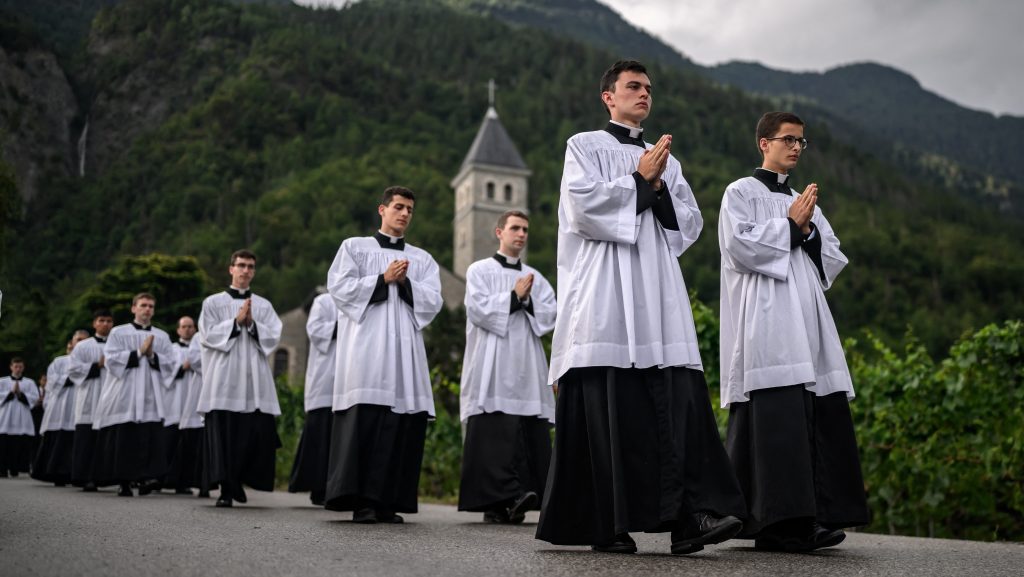 Máris a következő pápát emlegeti a kiközösített katolikus szekta papja