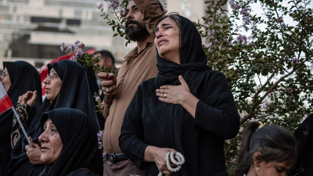 Négy hónap után eltemették Hamenei ajatollahot