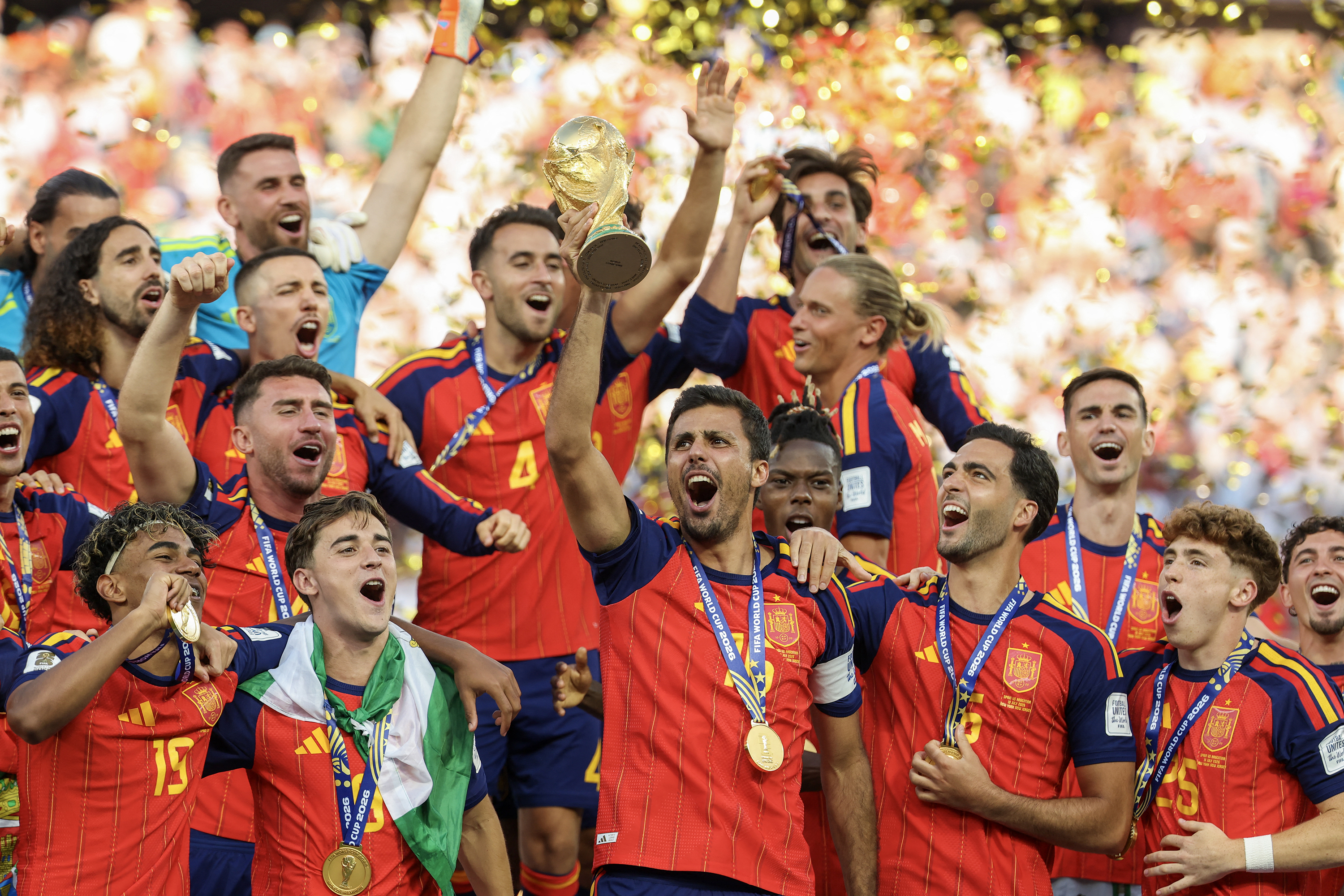 A spanyol válogatott a világbajnoki trófeával 2026. július 19-én.