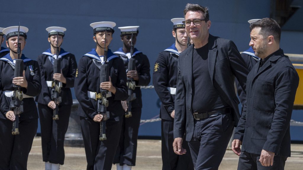 Volodimir Zelenszkij és Andy Burnham egy üdvözlő ünnepségen vesz részt, az angliai déli parton fekvő Portsmouth-i HM Haditengerészeti Bázisra tett látogatásuk során, 2026. július 27-én.