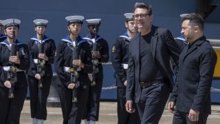Volodimir Zelenszkij és Andy Burnham egy üdvözlő ünnepségen vesz részt, az angliai déli parton fekvő Portsmouth-i HM Haditengerészeti Bázisra tett látogatásuk során, 2026. július 27-én.