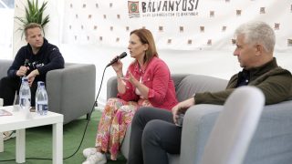 Bohár Dániel, Hegedűs Barbara és Szatmáry Kristóf a 35. Bálványosi Nyári Szabadegyetem és Diáktábor pódiumbeszélgetésén 2026. július 23-án.