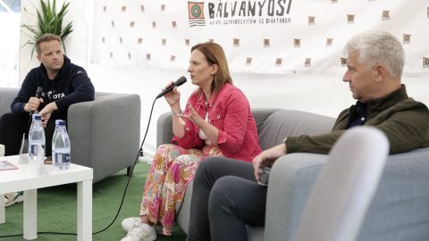 Bohár Dániel, Hegedűs Barbara és Szatmáry Kristóf a 35. Bálványosi Nyári Szabadegyetem és Diáktábor pódiumbeszélgetésén 2026. július 23-án.