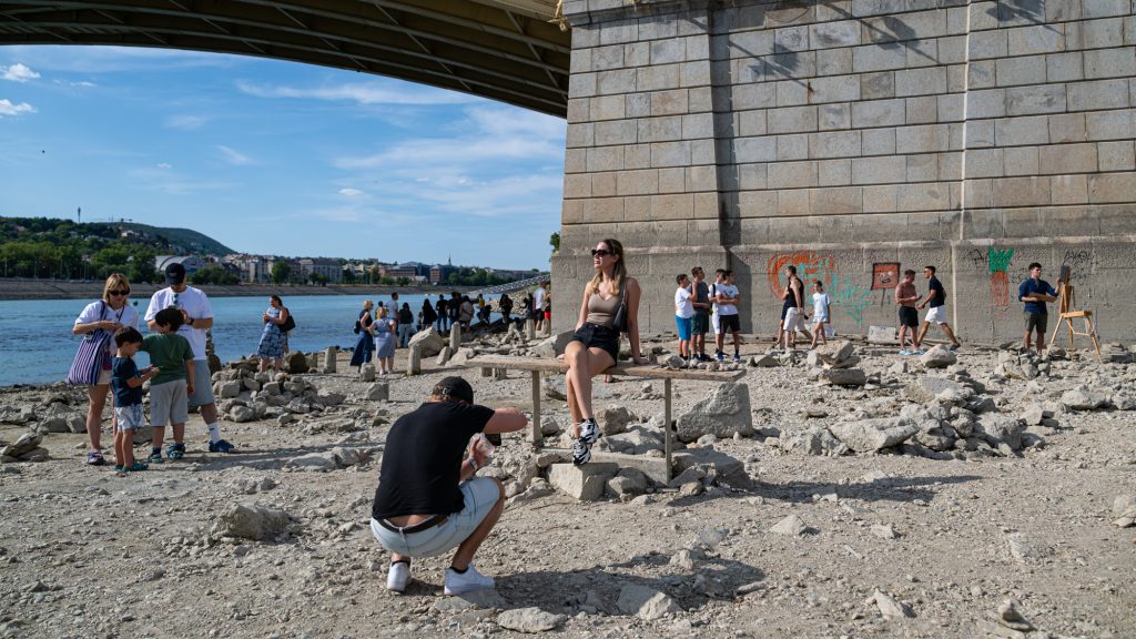 Kutyasétáltatás a mederben – képeken a Duna alacsony vízállása Budapestnél