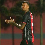 Luan Candido gúnyosan tapsol a kiállítása után.