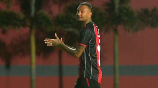 Luan Candido gúnyosan tapsol a kiállítása után.