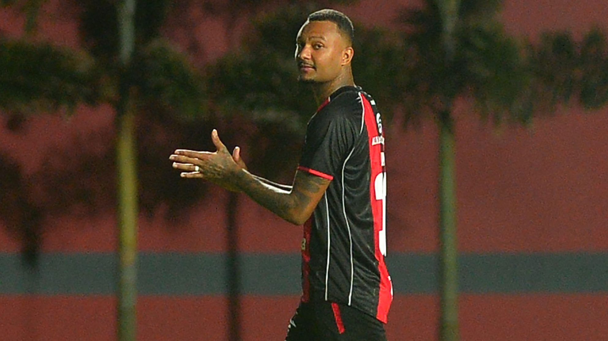 Luan Candido gúnyosan tapsol a kiállítása után.