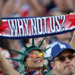 Miért ne nyerhetnénk mi? – kérdezi az amerikai drukker. Végülis... már csak négy párharcot kell sikerrel megvívni!