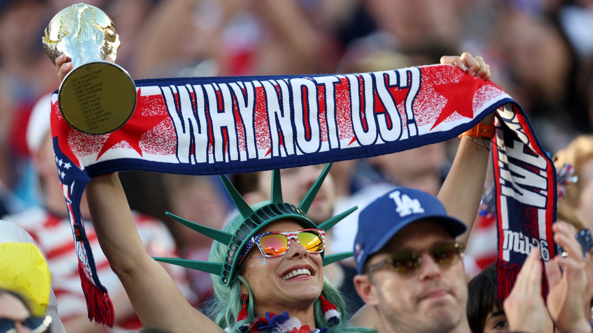 Miért ne nyerhetnénk mi? – kérdezi az amerikai drukker. Végülis... már csak négy párharcot kell sikerrel megvívni!