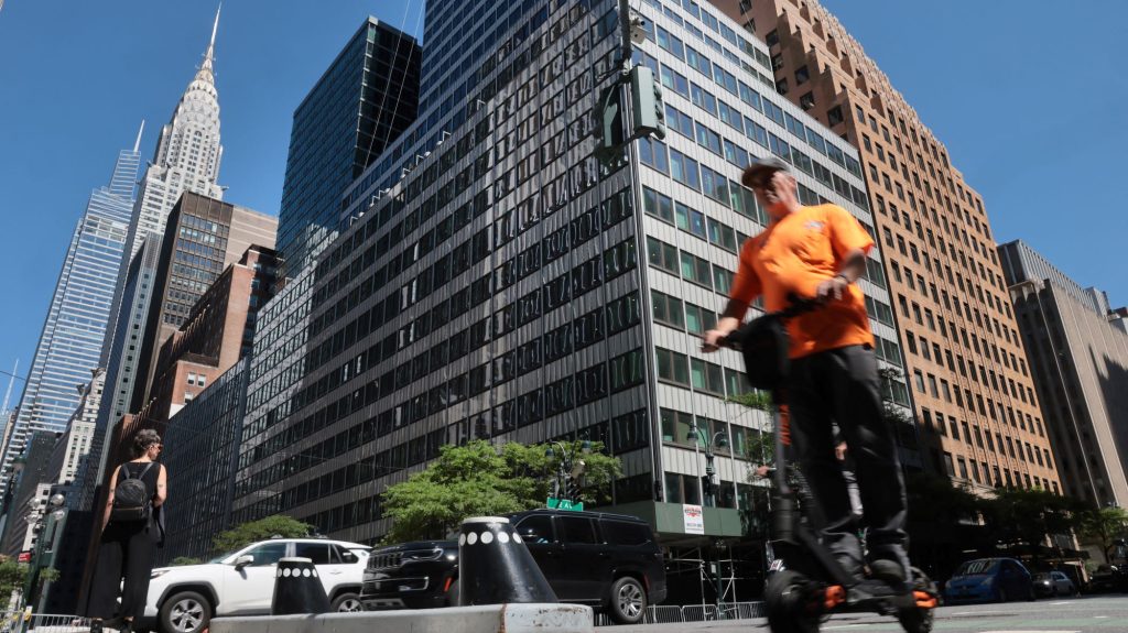Megroggyant egy 37 emeletes irodaház New York szívében az átalakítás alatt