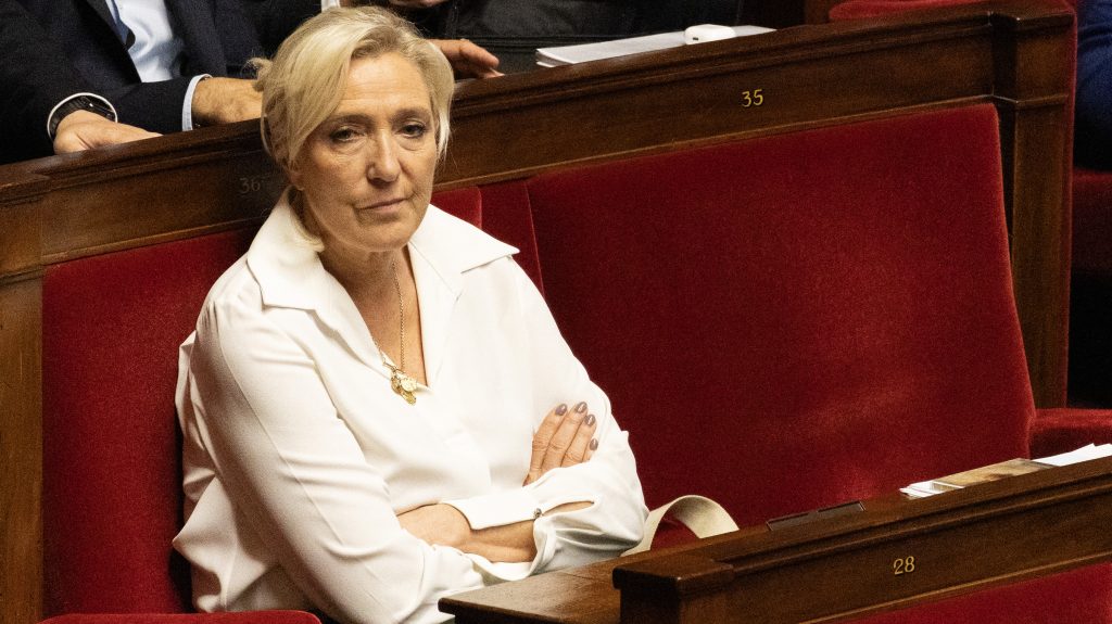A francia kormány inkább elintézi, hogy hitelt kapjon a jobboldal a kampányra, csak ne avatkozzanak be kívülről