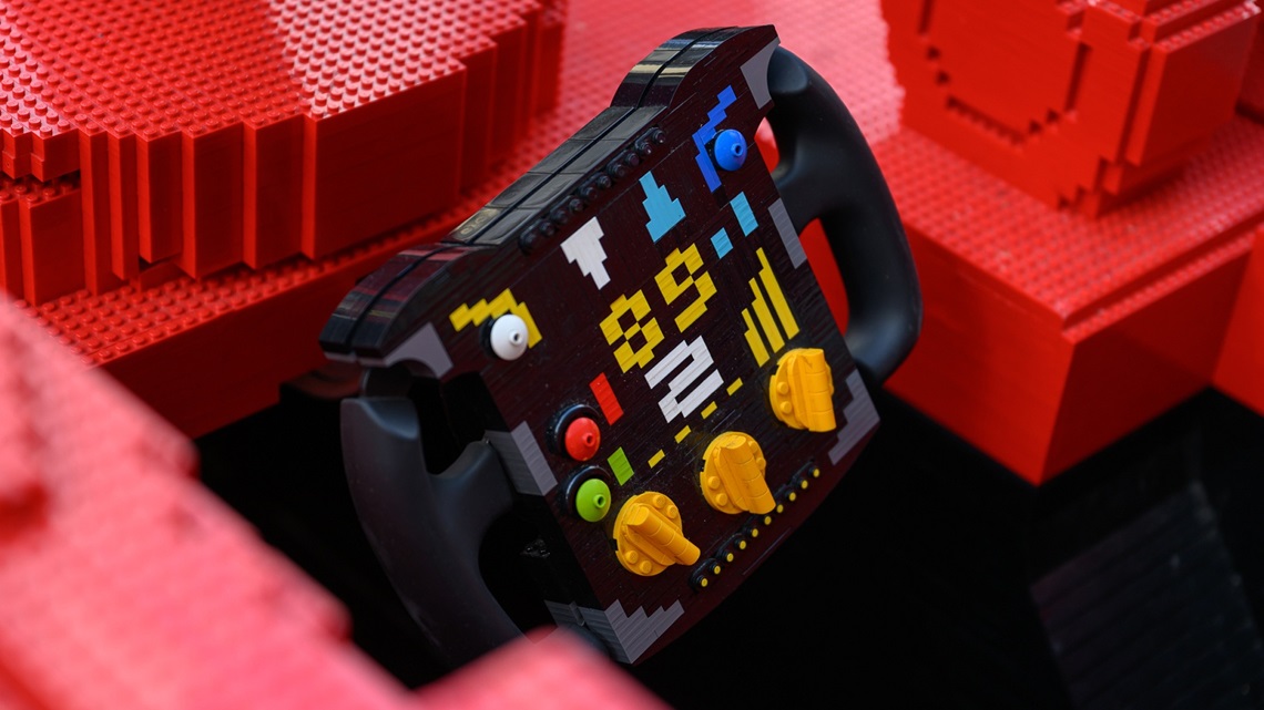 Mi történik, ha a világ leggyorsabb autóversenyzőit egy LEGO F1 autó volánja mögé ültetik? 1