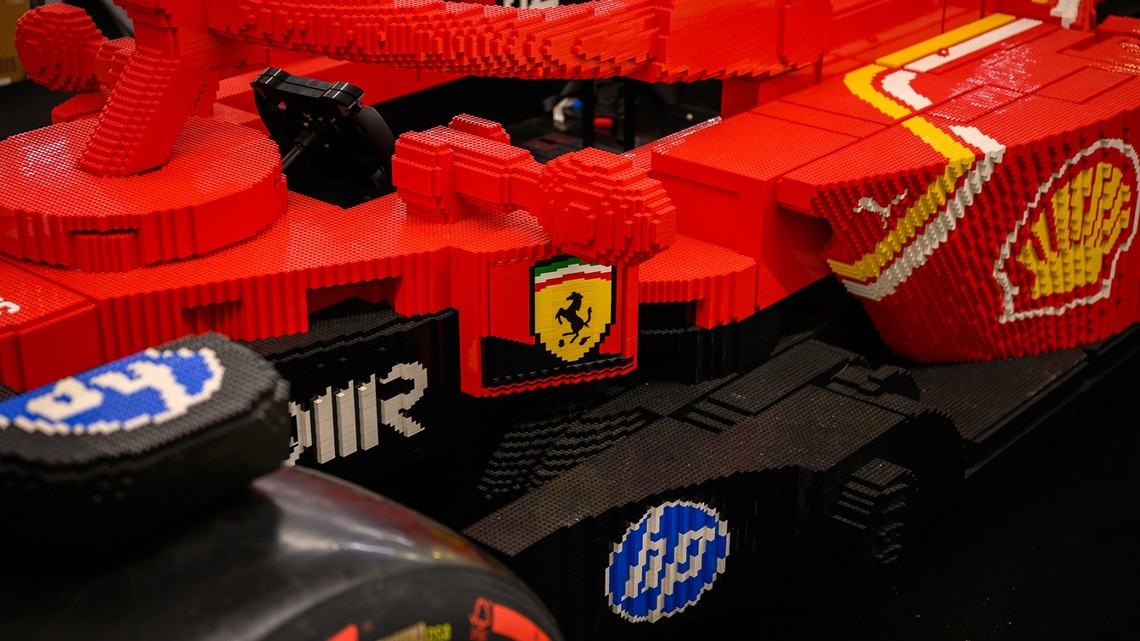 Mi történik, ha a világ leggyorsabb autóversenyzőit egy LEGO F1 autó volánja mögé ültetik? 2