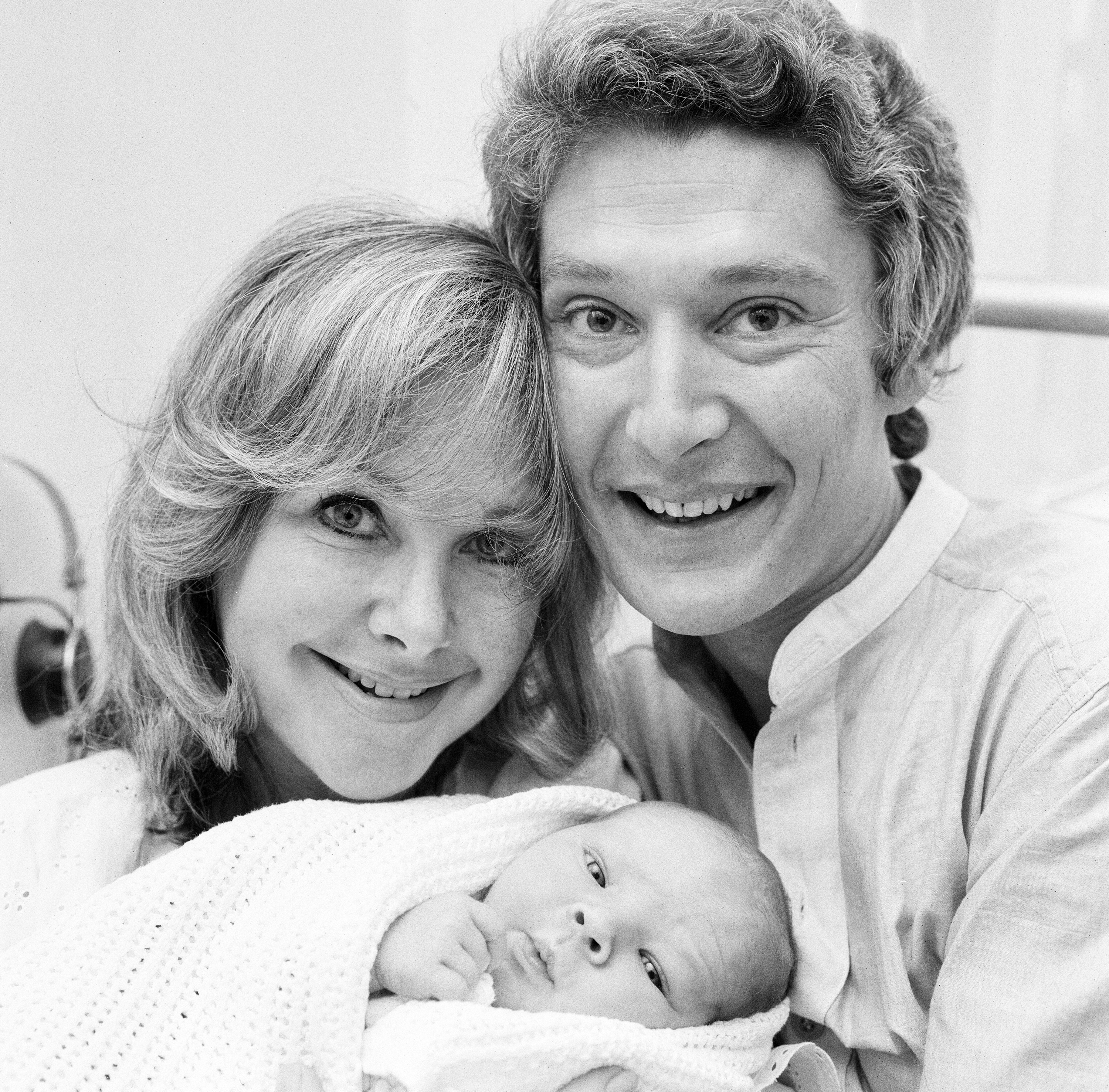 1976. július 22-én, pár nappal születése előtt mutatják meg az újszülött Bent színész szülei, Wanda Ventham és Tim Carlton.