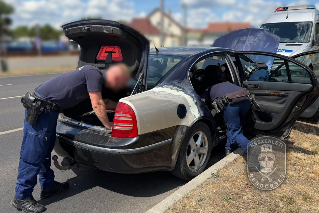 Gyanúsan lassan haladtak a Skodával, fél kiló kristály került elő az ülés alól