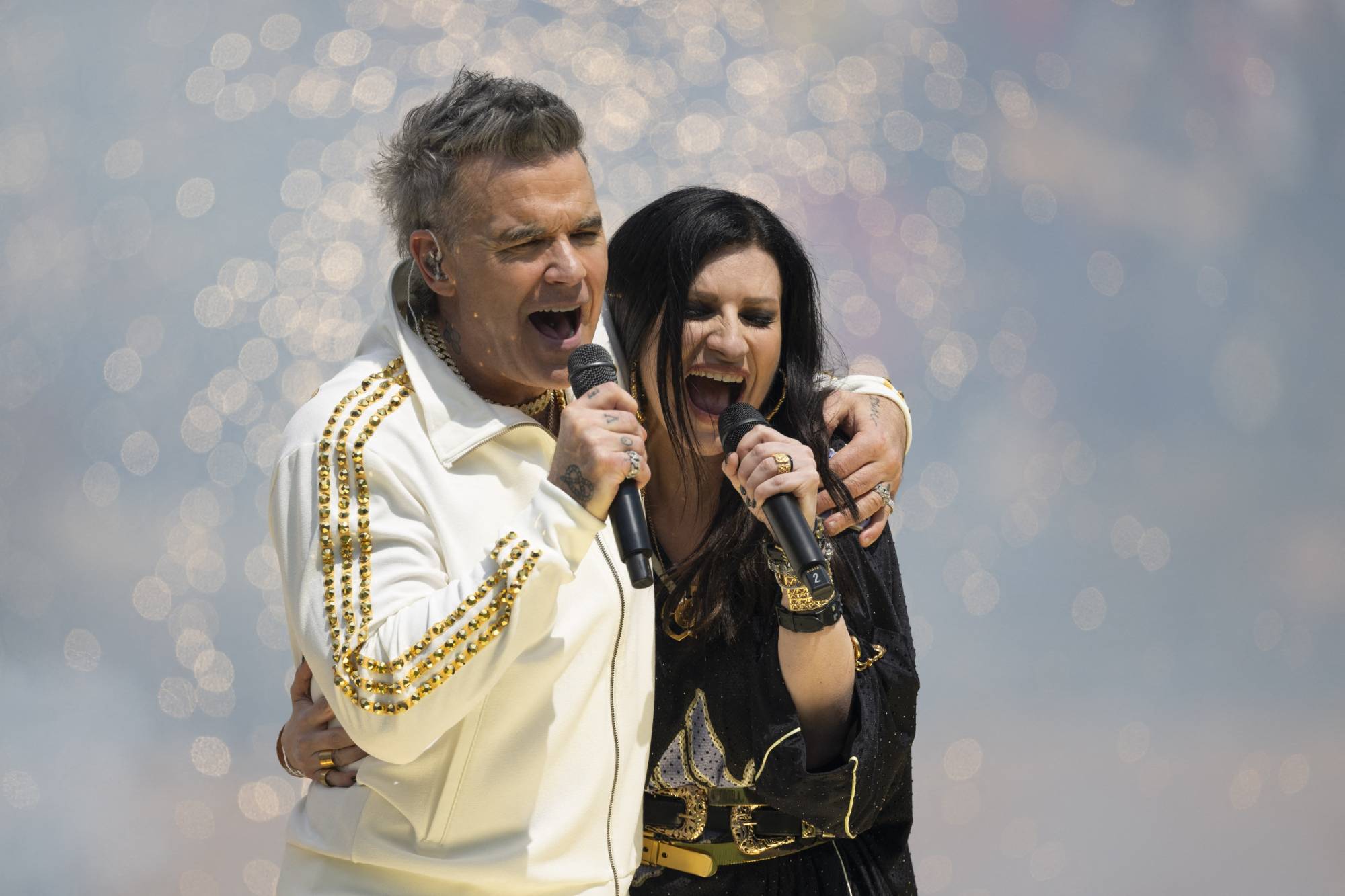NEW JERSEY, UNITED STATES - JULY 13: British singer-Songwriter Robbie Williams (L) and Italian singer Laura Pausini (R) perform ahead the FIFA Club World Cup 2025 Final football match between England's Chelsea and France's Paris Saint-Germain at the MetLife Stadium in East Rutherford, New Jersey, United States on July 13, 2025. Mostafa Bassim / Anadolu