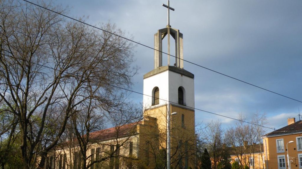 Az Egri Főegyházmegye tisztázta a fiatalkorú lánnyal hírbe hozott papját, aztán mégis kirakták a plébánia alapítványából