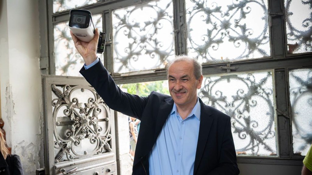 Hegedűs Zsolt: Kamerák le. Kamerák be