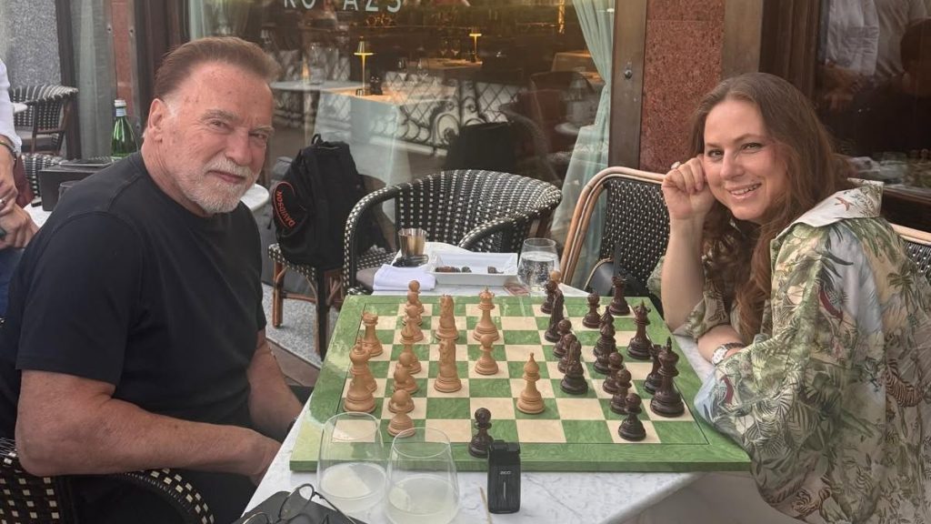 Arnold Schwarzenegger szenvedélyesen szereti a sakkot, játszott is egy partit Polgár Judittal