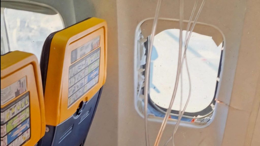 Betört az ablak egy Ryanair-gépen, egy 61 éves utas beszorult az ablaknyílásba