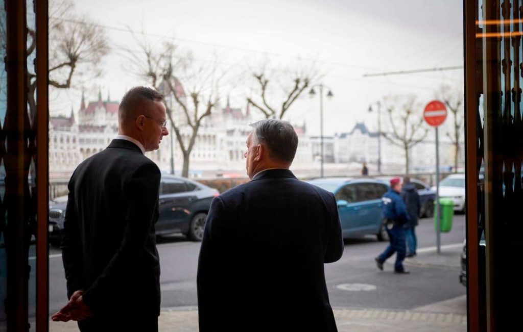 Orbán örült, hogy Szijjártó a BYD-hez igazolt – a Pesti Srácok volt munkatársa focis abszurdot írt belőle