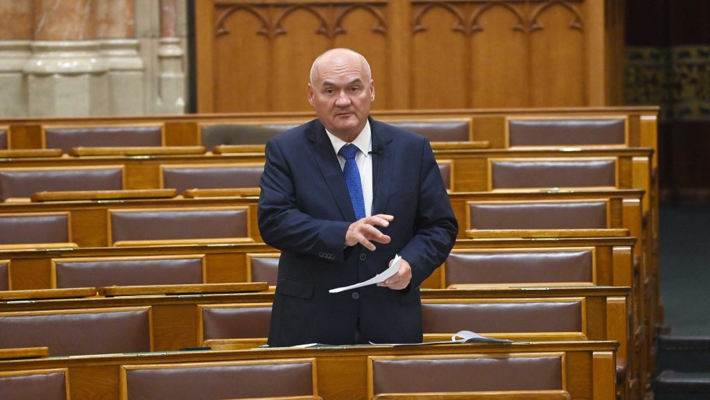 Hende Csabának távoznia kell az Alkotmánybíróságról