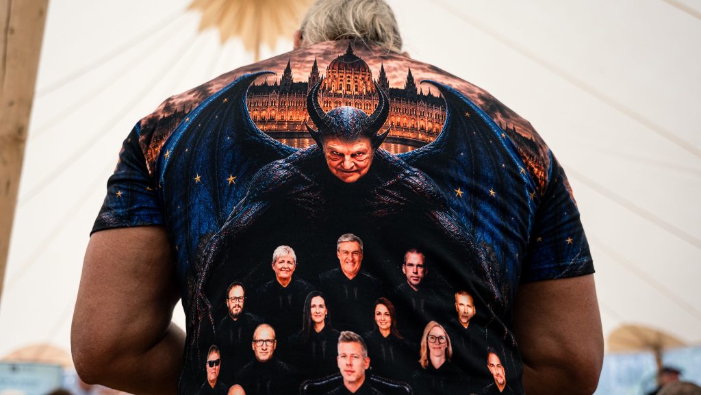 Soros-sátán őrködik szárnyaival a Magyar-kormány felett Tusványos legjobb pólóján