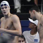 Kós Hubert (balra) és Milák Kristóf (jobbra) a férfi 100 méteres pillangóúszás elõfutama után a 2024-es párizsi nyári olimpián.