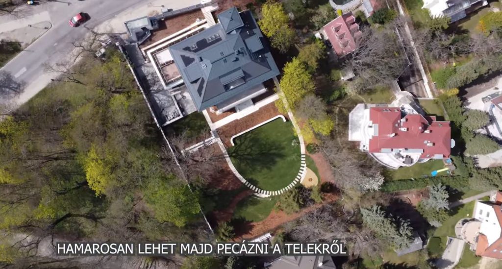 Magyar Péter a Kutyapárt videóját tette közzé Áder János luxusvillájáról