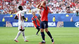 Alexander Sörloth fogja a fejét, miután elrontott egy ziccert.