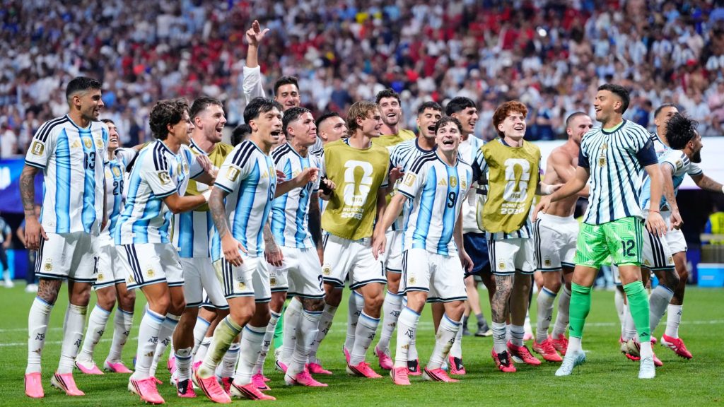 „Sírj, kiabálj, énekelj, öleld meg a melletted állót!” – Argentína örömmámorban, Messit istenítik a lapok