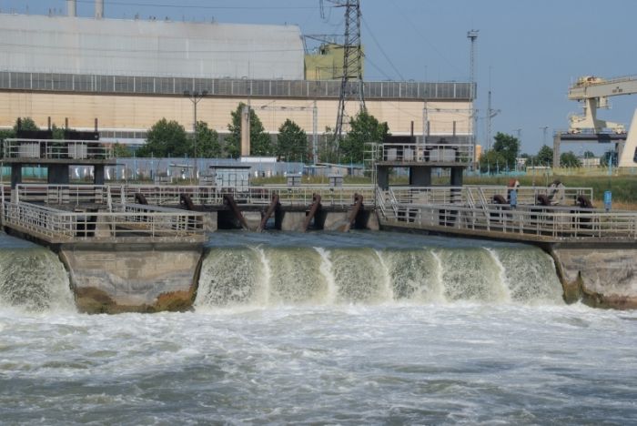Mi történik a paksi élővilággal, ha felmelegszik a Duna? 1 A paksi atomerőmű hűtővíz-kifolyója.