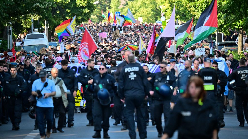 Jármű hajtott a tömegbe a német Pride idején, többeket megszúrtak – egy halott