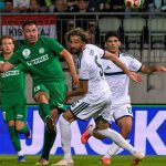 Böde Dániel, a Paks játékosa (b2) gólt lő, mellette Ahmed Tuba, a Panathinaikosz játékosa melett a labdarúgó Konferencia-liga selejtezőjének 2. fordulójában játszott Paksi FC – Panathinaikosz mérkőzésen a Paksi FC Stadionban 2026. július 23-án.