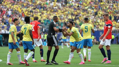 EAST RUTHERFORD, NEW JERSEY - JULY 05: Matheus Cunha #9 of Brazil argues with referee Ismail Elfath after getting fouled in the box by Kristoffer Ajer #3 of Norway during the FIFA World Cup 2026 Round of 16 match between Brazil and Norway at New York New Jersey Stadium on July 05, 2026 in East Rutherford, New Jersey. Al Bello/Getty Images/AFP