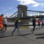 Budapest, 2024. szeptember 29. A 19. NATO Futás és 32. Történelmi (Kegyeleti) Váltófutás mezõnye Budapesten, a Lánchíd budai hídfõjénél 2024. szeptember 29-én.