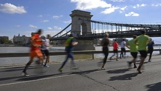 Budapest, 2024. szeptember 29. A 19. NATO Futás és 32. Történelmi (Kegyeleti) Váltófutás mezõnye Budapesten, a Lánchíd budai hídfõjénél 2024. szeptember 29-én.