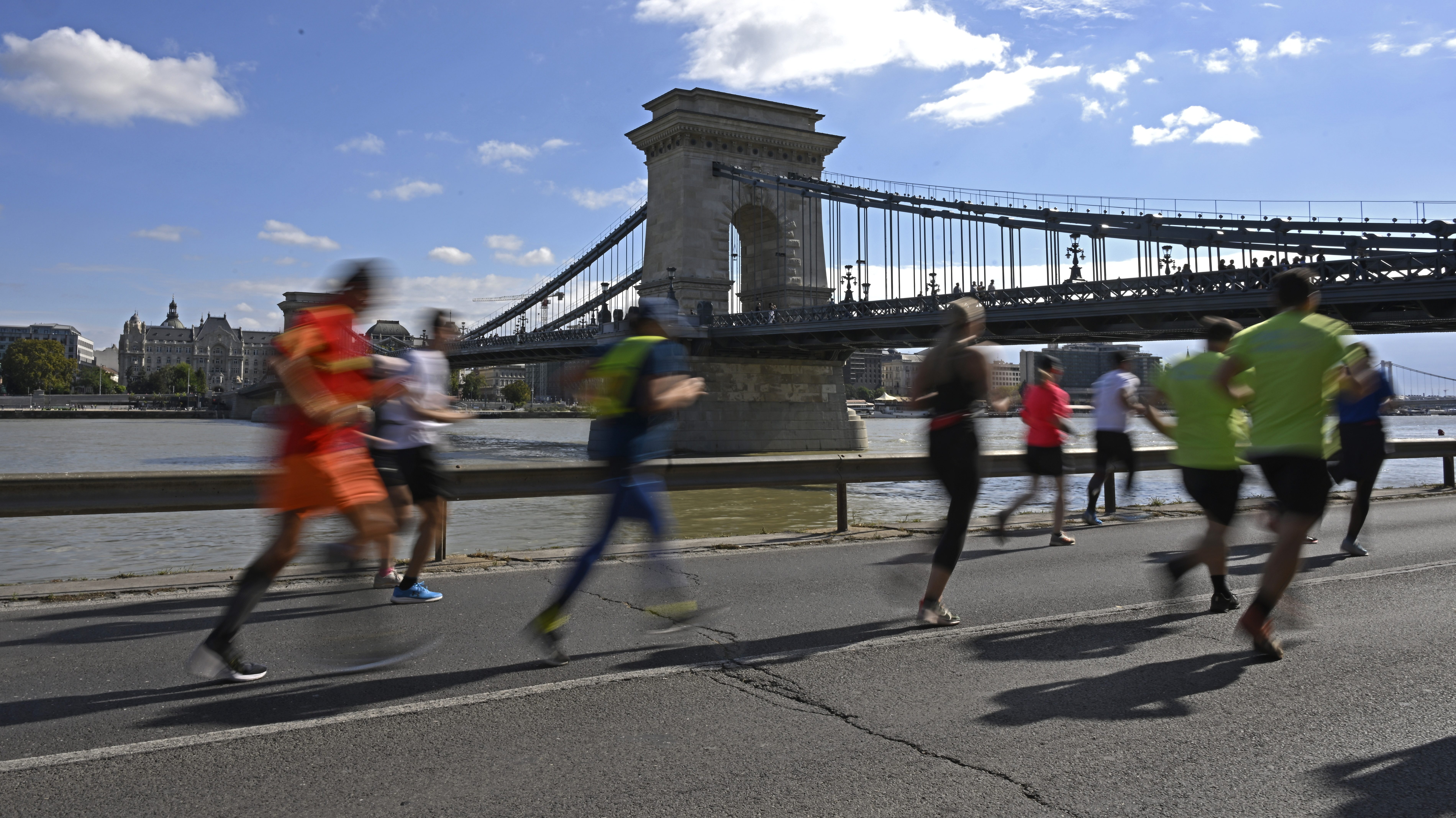 Budapest, 2024. szeptember 29. A 19. NATO Futás és 32. Történelmi (Kegyeleti) Váltófutás mezõnye Budapesten, a Lánchíd budai hídfõjénél 2024. szeptember 29-én.