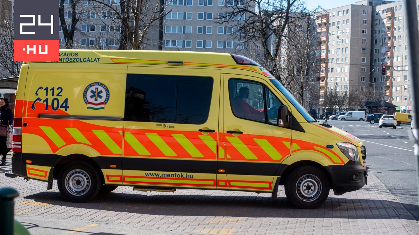 Szabadnapos mentősök mentettek meg egy nőt a strandon.