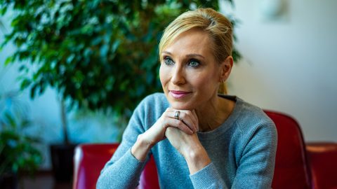 Bombera Krisztina, bölcsész végzettségű híradós és a külpolitikában is jártas újságíró.