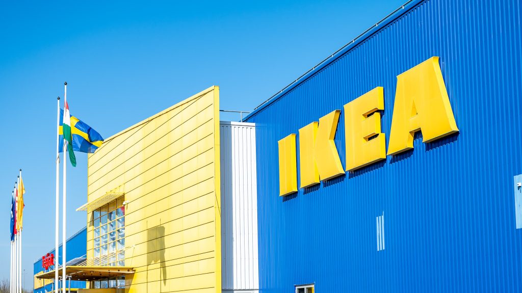 „Nem vagyunk mi papírkutyák” – már éjjel-nappal sztrájkolnak az IKEA dolgozói