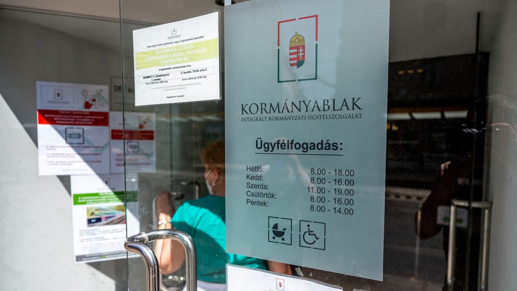 Személyi igazolvány: nyugdíjasok tízezreinél jár le az érvényesség augusztusban – ezt kell tudni az okmánycseréről