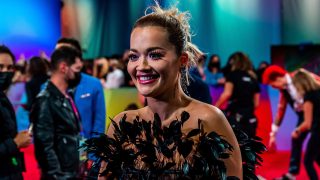 Rita Ora a Magyarországon megrendezett MTV EMA show vörösszőnyegén 2021. november 15-én.