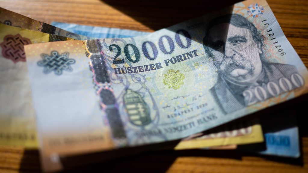 Az erős forint fékezi az inflációt, a kamatcsökkentések folytatására számítanak az elemzők